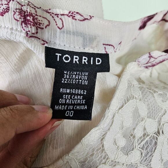 Torrid Floral Print Chiffon Lace Inset Top – White M/L - Picture 12 of 12